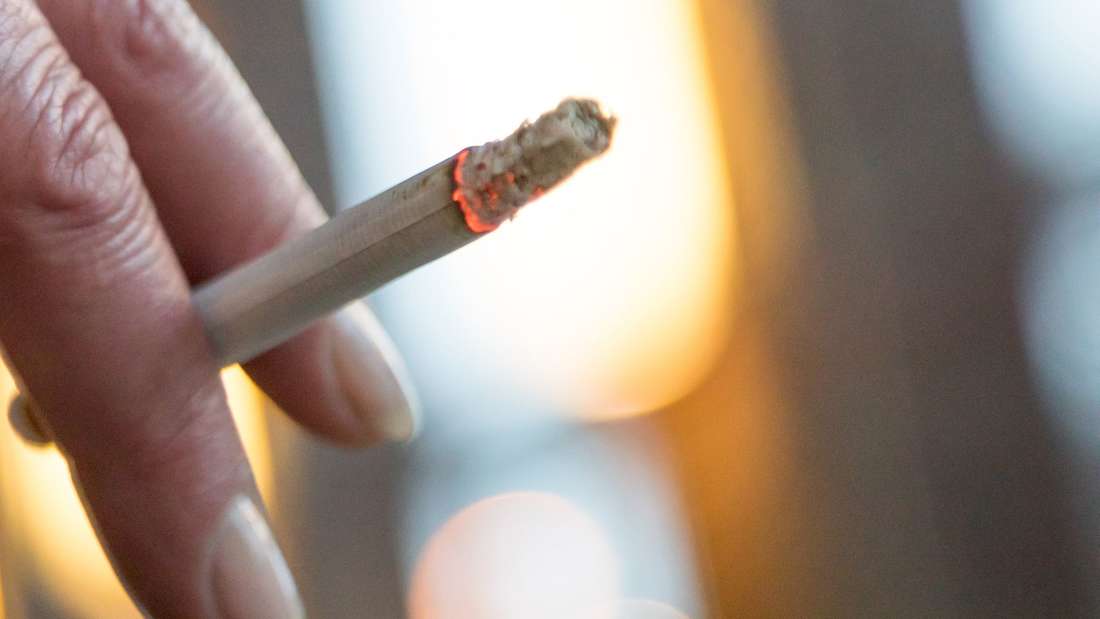 Qualcuno con in mano un mozzicone di sigaretta