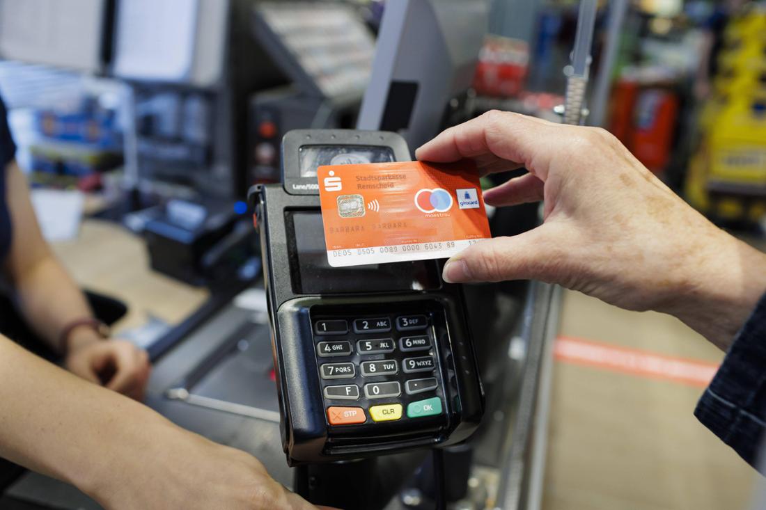 Il cliente paga con una gyrocard al supermercato.