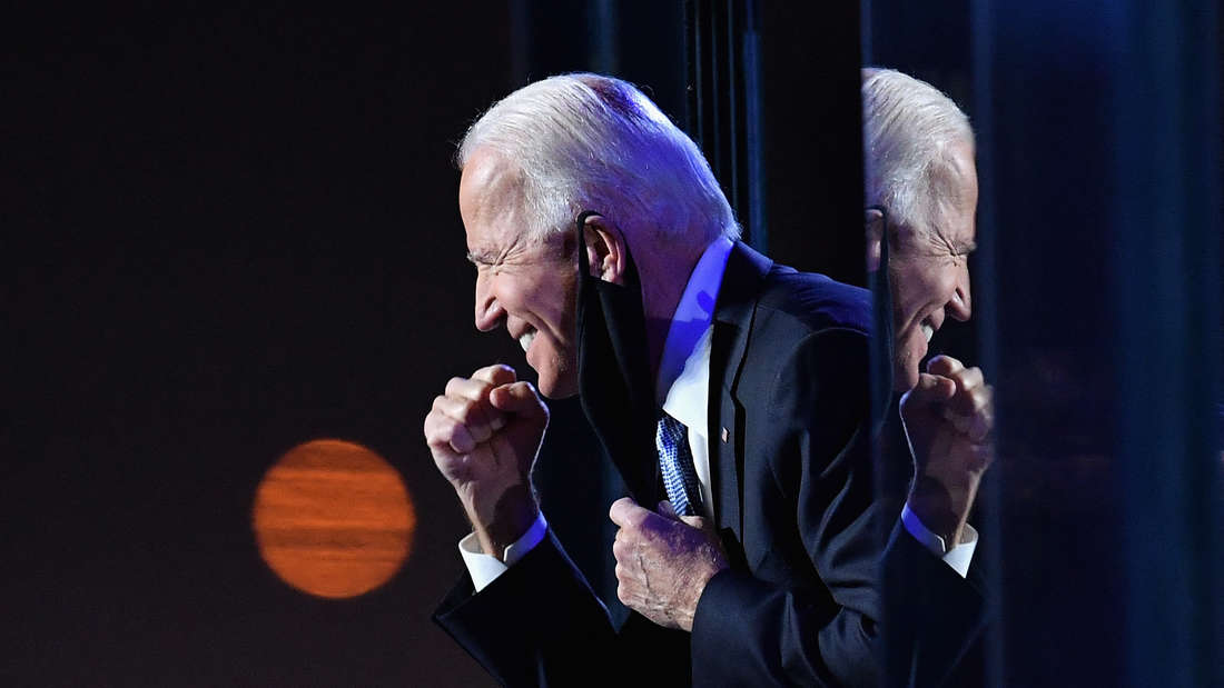 Joe Biden fa parte dell'establishment del Partito Democratico da molti anni e può guardare indietro alla sua lunga carriera politica.  Nelle elezioni statunitensi del 2020, ha finalmente raggiunto il suo grande obiettivo al terzo tentativo: Biden è stato eletto 46° presidente degli Stati Uniti d'America.  È stato il culmine di una vita decennale da politico, che ha dovuto affrontare anche i duri colpi del destino. 
