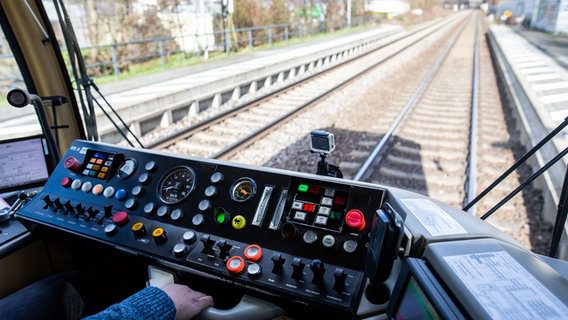 Vista dalla cabina di un treno © picture alliance / dpa Foto: Philipp von Ditfurth