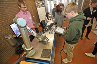 Forse il giocatore più forte del mondo. Robot su piattaforma KODA GmbH, gestito da uno studente sotto la supervisione del Dr. Gerrit Schlumer.