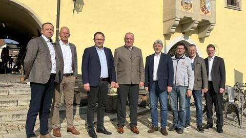 Alla firma dell'atto costitutivo della Regionalwerke GmbH: (da sinistra) gli amministratori delegati Martin Ritt e il dott. Klaus Amberger, sindaco di Cham Martin Stoeber, amministratore distrettuale Franz Loeffler, sindaci di Furth im Wald, Lamm Waldmunchen, Sandro Bauer, Paul Rosberger e Markus Ackermann, notaio Dr. Roberto Maurer