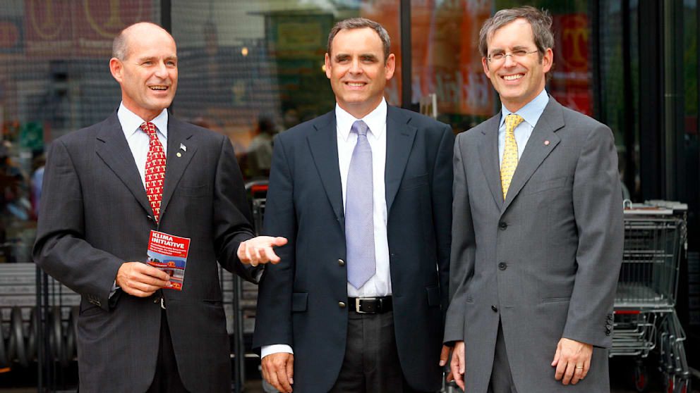 I tre fratelli Tengelmann Karl-Erivan Haub (a sinistra), Georg Haub e Christian Haub (a destra) posano nell'agosto 2009 davanti al mercato Tengelmann a Mülheim. Christian Hope guida il gruppo oggi