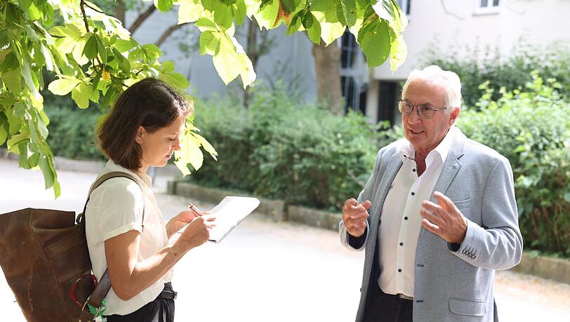Joachim Glatthar in conversazione con la giornalista dell'Arizona Christina Hertel. Joachim Glatthar in conversazione con la giornalista dell'Arizona Christina Hertel.