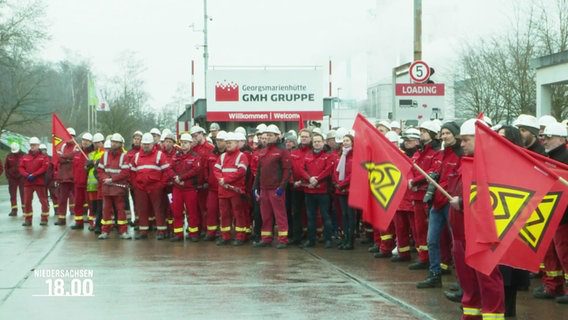 Manifestanti IGM con bandiere rosse Dimostranti dell'IGM con bandiere rosse © screenshot