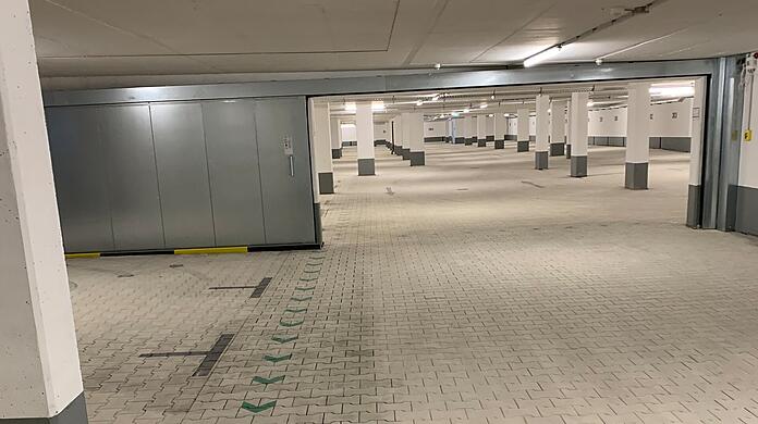 Parcheggio sotterraneo: per lo più vuoto. Parcheggio sotterraneo: per lo più vuoto.