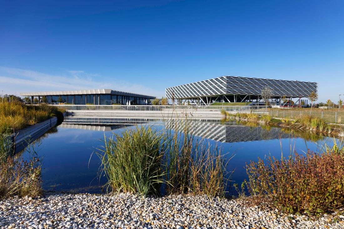 La caffetteria Adidas Touchdown è sulla sinistra, mentre l'edificio degli uffici Arena è sulla destra