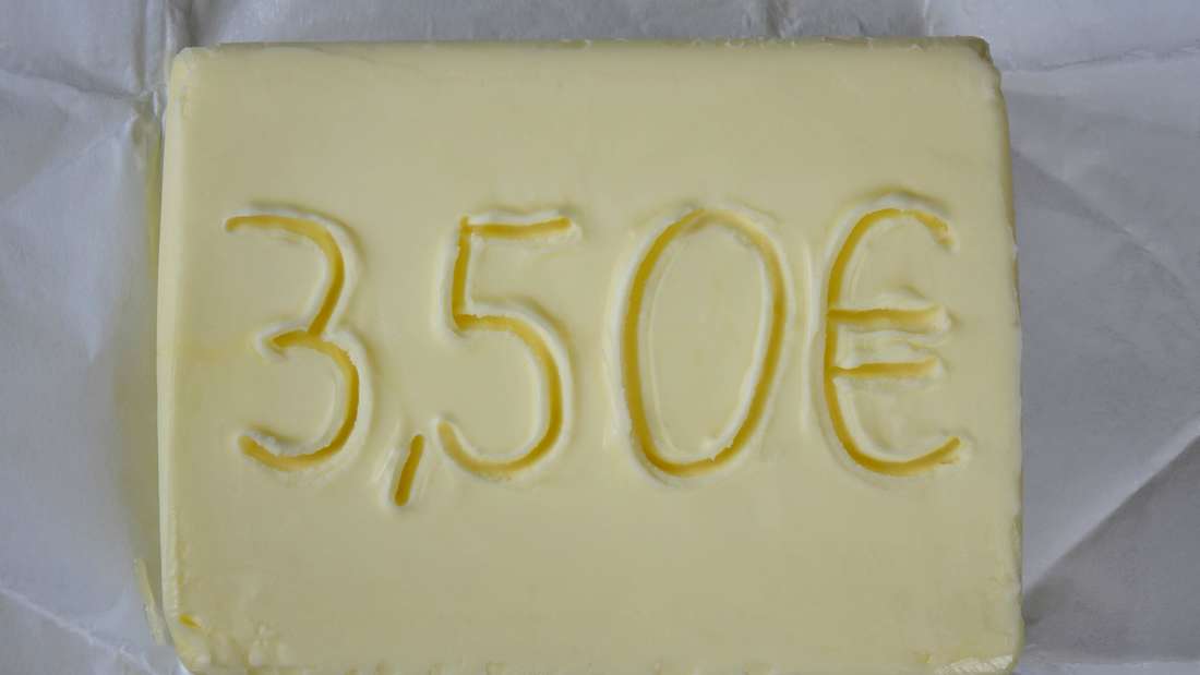 Il prezzo del burro è graffiato su un pezzo di burro. 