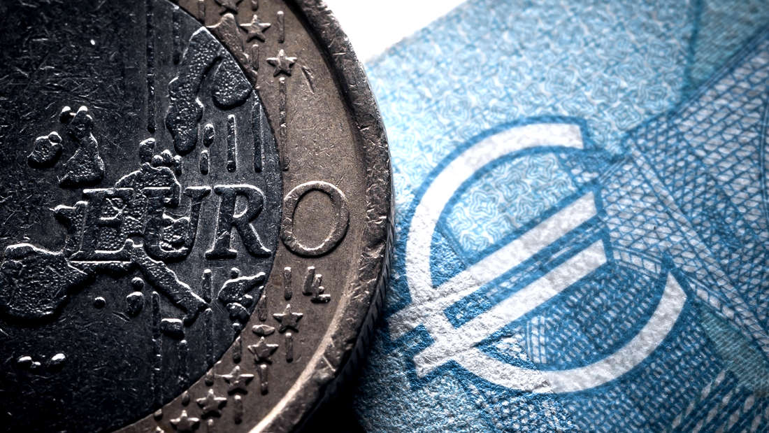 Monete in euro e banconote da 20 euro: i tassi di interesse sui depositi giornalieri e a termine sono aumentati costantemente negli ultimi tempi.