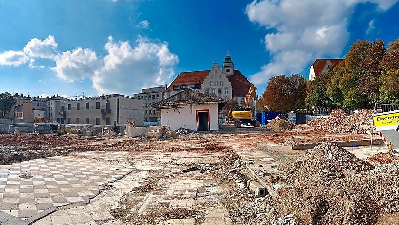 Esattamente tre anni fa, nell’ottobre 2020, l’area si presentava così dopo la demolizione della vecchia piattaforma del mercato e della sottostazione di gestione dei rifiuti solidi. Esattamente tre anni fa, nell’ottobre 2020, l’area si presentava così dopo la demolizione della vecchia piattaforma del mercato e della sottostazione di gestione dei rifiuti solidi.