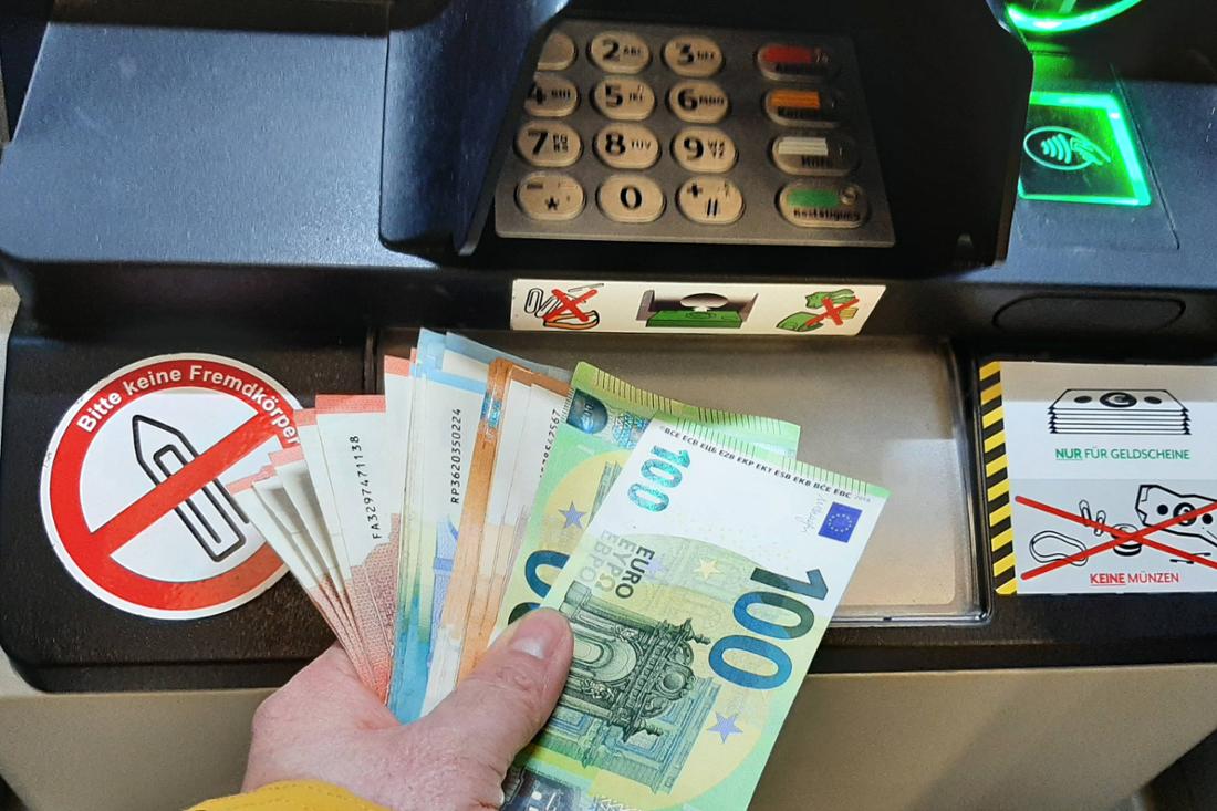 Banconote davanti al bancomat