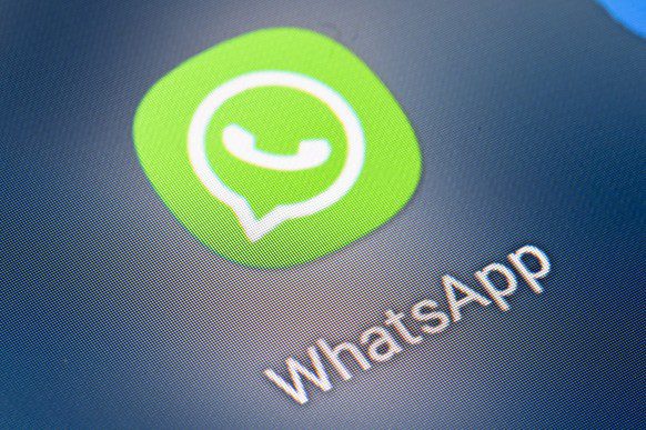 Archivio - 21 gennaio 2022, Berlino: puoi vedere l'icona di Whatsapp sullo schermo dello smartphone.  L'account può essere eseguito su un massimo di quattro telefoni, come Na, che appartiene al gruppo Meta su Facebook...