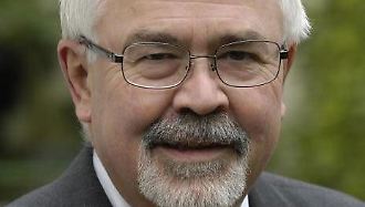 Helmut Becker scrive mensilmente per n-tv.de una rubrica sul mercato automobilistico. Becker è stato capo economista della BMW per 24 anni e ne è a capo "Istituto di analisi economica e comunicazione (IWK)". Fornisce consulenza alle aziende su questioni automobilistiche.