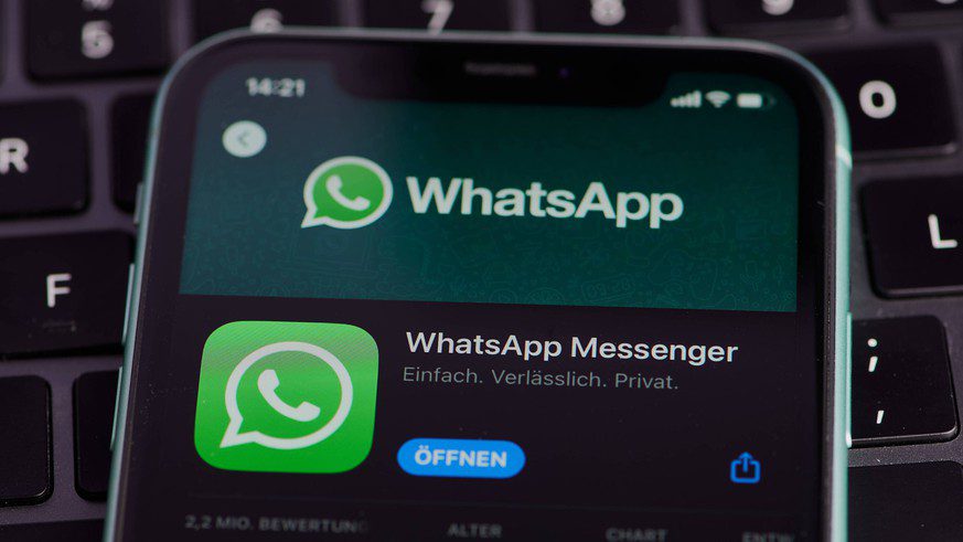 Magonza, Germania - 25 settembre 2022: Icona di Whatsapp Messenger su uno smartphone tedesco nell'App Store *** Magonza, Germania 25 settembre 2022 Icona di Whatsapp MESSENGERS in Germania...