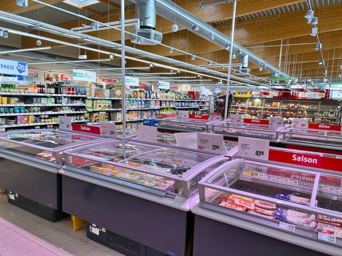 Reparto salumi e carne presso REWE *** Reparto salumi e carne presso REWE Copyright: xmix1x