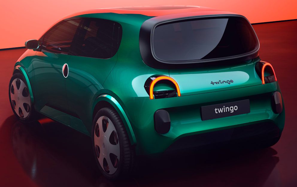 La Twingo originale e la nuova (nella foto qui) hanno dimensioni compatte esterne comuni