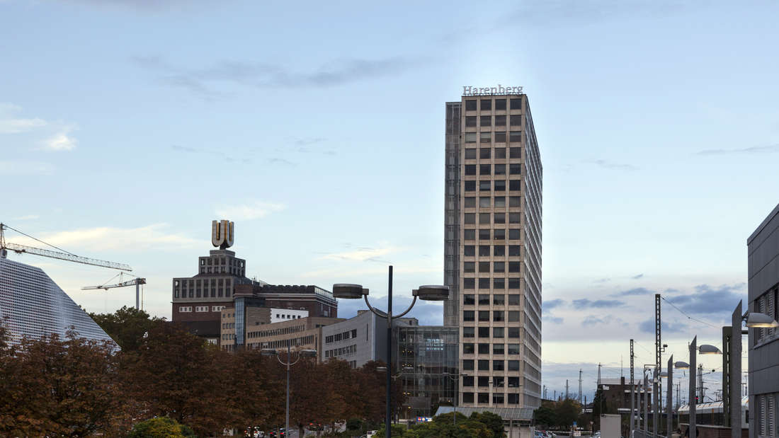 Vista dell'Harenberg Center e del Dortmunder U dal piazzale della stazione ferroviaria principale