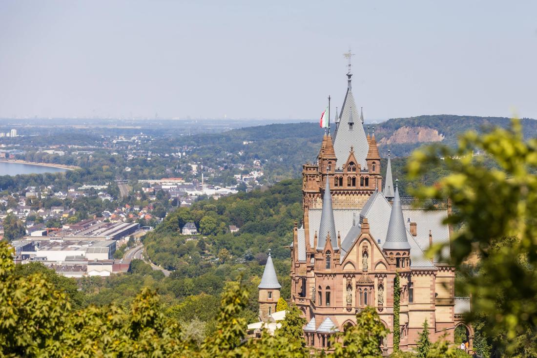 Castello di Drachenburg sul Drachenfels.