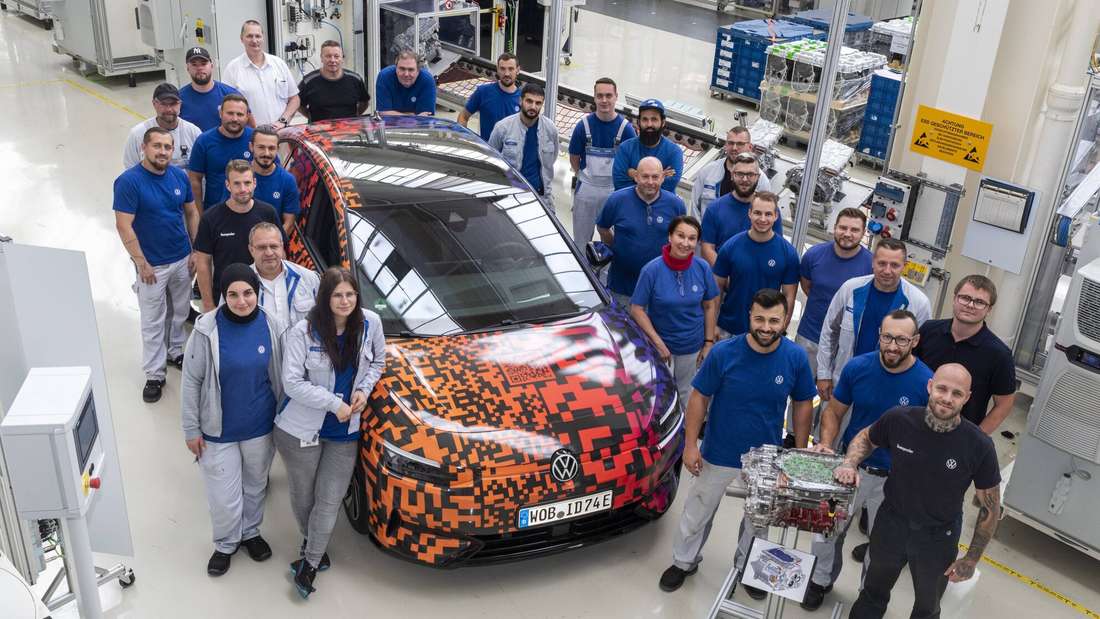 Produzione di motori elettrici a Bonatal: la nuova ID.7 della Volkswagen è stata recentemente ospite nel padiglione 1 e qui è ancora verniciata con vernice mimetica. Nell'esempio di Emden è stato installato un motore APP 550 (davanti a destra).