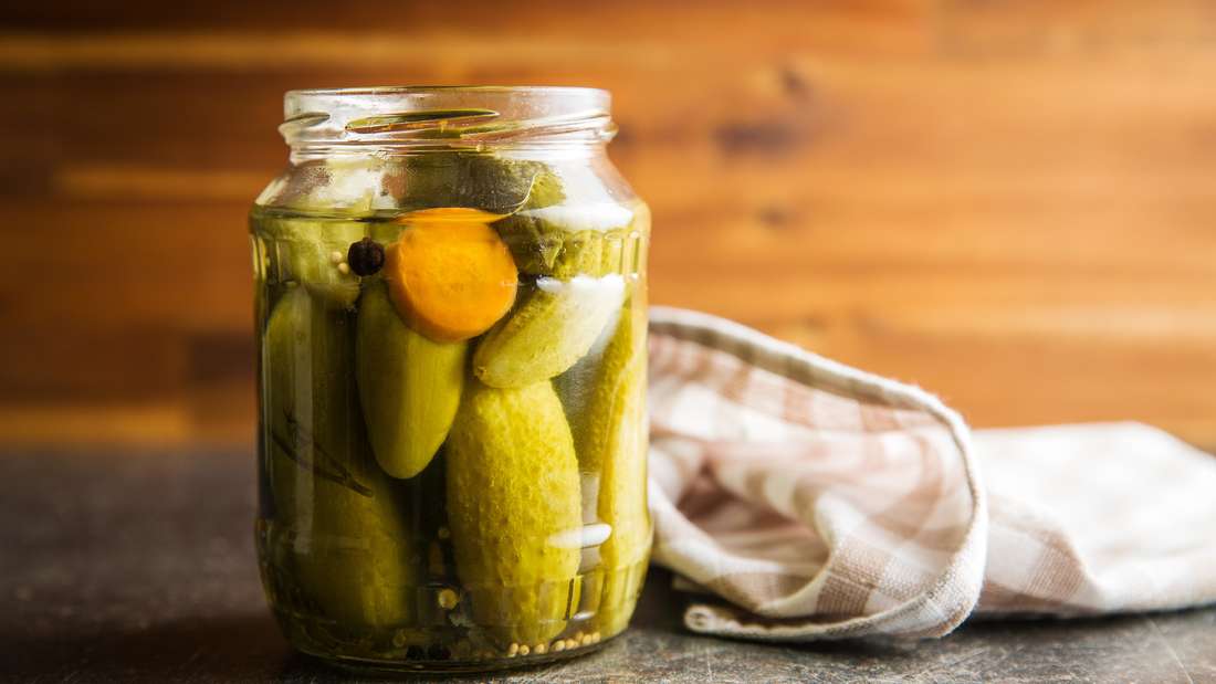 Cetrioli sottaceto in un barattolo