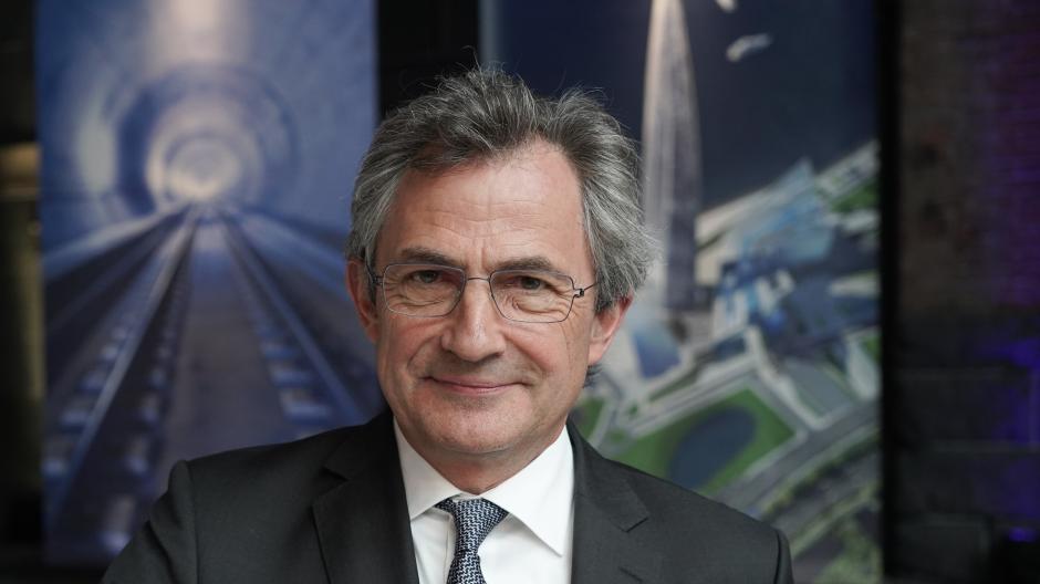 Peter Hübner, presidente dell'Associazione centrale dell'industria edile tedesca, ha reagito con rabbia al taglio dei finanziamenti. Peter Hübner, presidente dell'Associazione centrale dell'industria edile tedesca, ha reagito con rabbia al taglio dei finanziamenti.