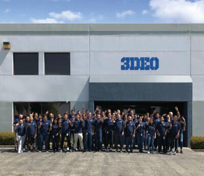 Il team 3DEO segue gli investimenti strategici di DBJ ed EPSON per accelerare la stampa 3D in metallo I dipendenti di 3DEO si riuniscono per celebrare i finanziamenti di DBJ ed EPSON nella produzione additiva in metallo