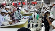Bangladesh, Tongi: I dipendenti della fabbrica tessile Viyellatex in un sobborgo di Dhaka lavorano nella produzione e nella cucitura di camicie. Bangladesh, Tongi: I dipendenti della fabbrica tessile Viyellatex in un sobborgo di Dhaka lavorano nella produzione e nella cucitura di camicie. Foto: Tim Brackmeier