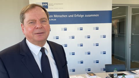 Foto: SWR, Peter Binder Wolfgang Epp appare amichevole ma serio davanti alla telecamera (Foto: SWR, Peter Binder)