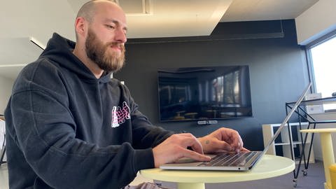 Foto: SWR, Mike Roth Per Frederic Krum, l’intelligenza artificiale ha già cambiato il suo business. (Foto: SWR, Mike Roth)