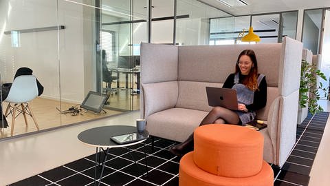 Foto: SWR, Mike Roth Un dipendente lavora comodamente su un divano. L’Intelligenza Artificiale cambierà il tuo business. (Foto: SWR, Mike Roth)