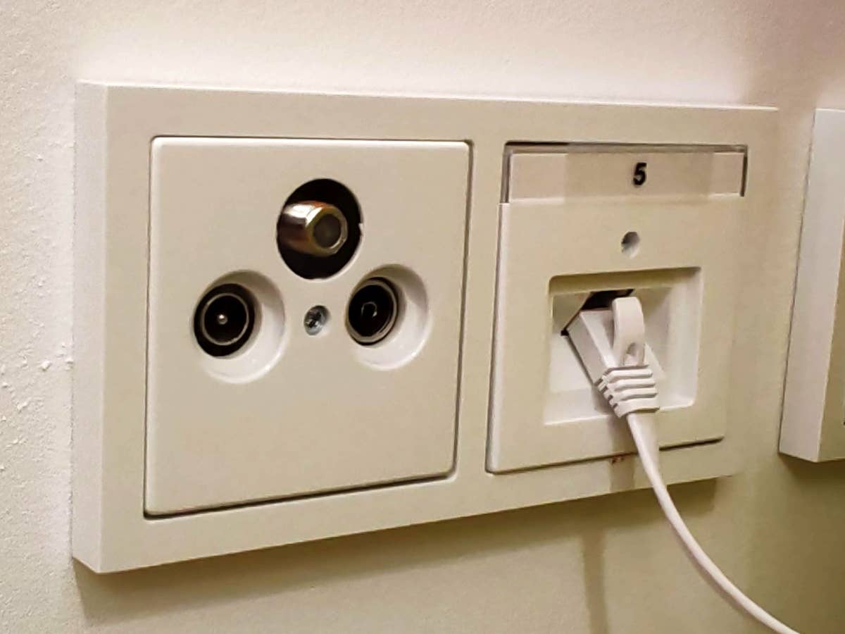 Presa per cavo multimediale con uscite per Internet, TV e radio Presa per cavo multimediale con uscite per Internet, TV e radio