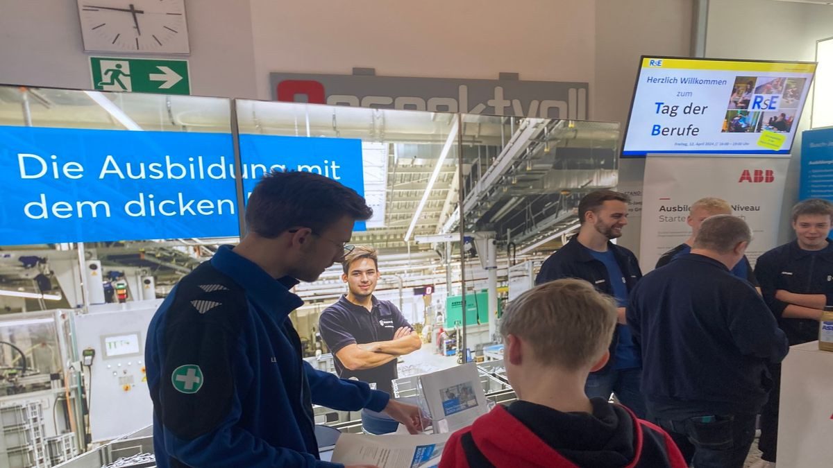 Al Career Day presso la scuola superiore di Erendtebrock gli studenti hanno potuto allacciare contatti con le aziende. Al Career Day presso la scuola superiore di Erendtebrock gli studenti hanno potuto allacciare contatti con le aziende.