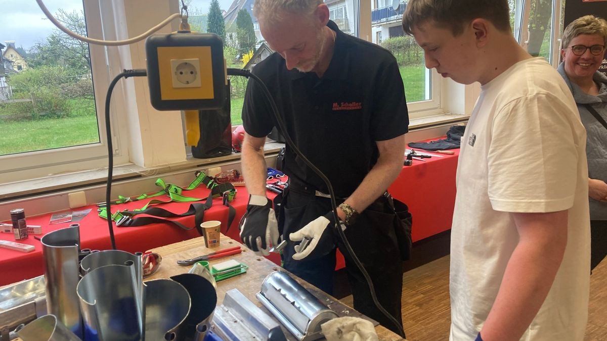 Al Career Day presso la scuola superiore di Erendtebrock gli studenti hanno potuto allacciare contatti con le aziende. Al Career Day presso la scuola superiore di Erendtebrock gli studenti hanno potuto allacciare contatti con le aziende.