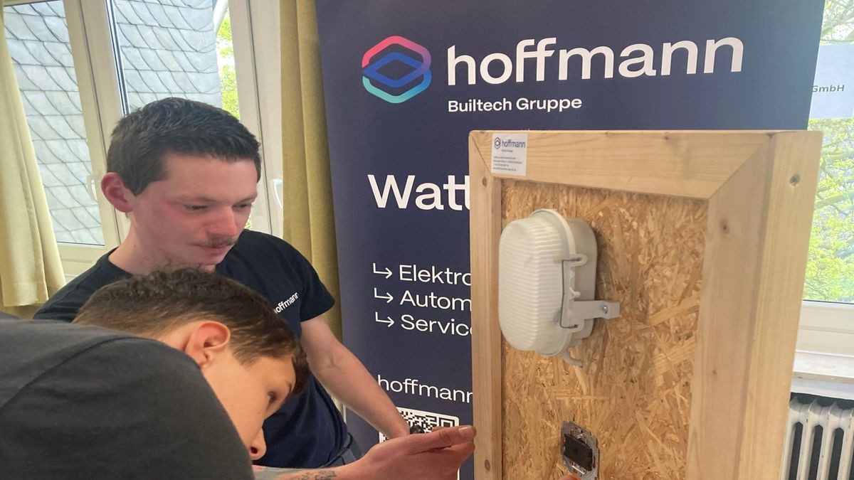 Al Career Day presso la scuola superiore di Erendtebrock gli studenti hanno potuto allacciare contatti con le aziende. Al Career Day presso la scuola superiore di Erendtebrock gli studenti hanno potuto allacciare contatti con le aziende.