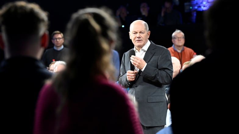 Il cancelliere Olaf Scholz parla durante il dialogo con i cittadini alla centrale elettrica di Mitte: venerdì visiterà nuovamente Dresda.