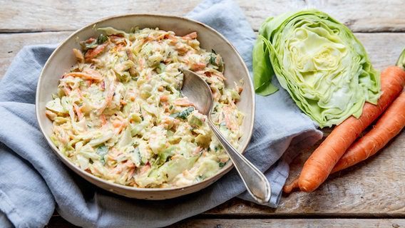 Una ciotola di insalata di cavolo. Una ciotola di insalata di cavolo. © NDR Foto: Claudia Tiemann