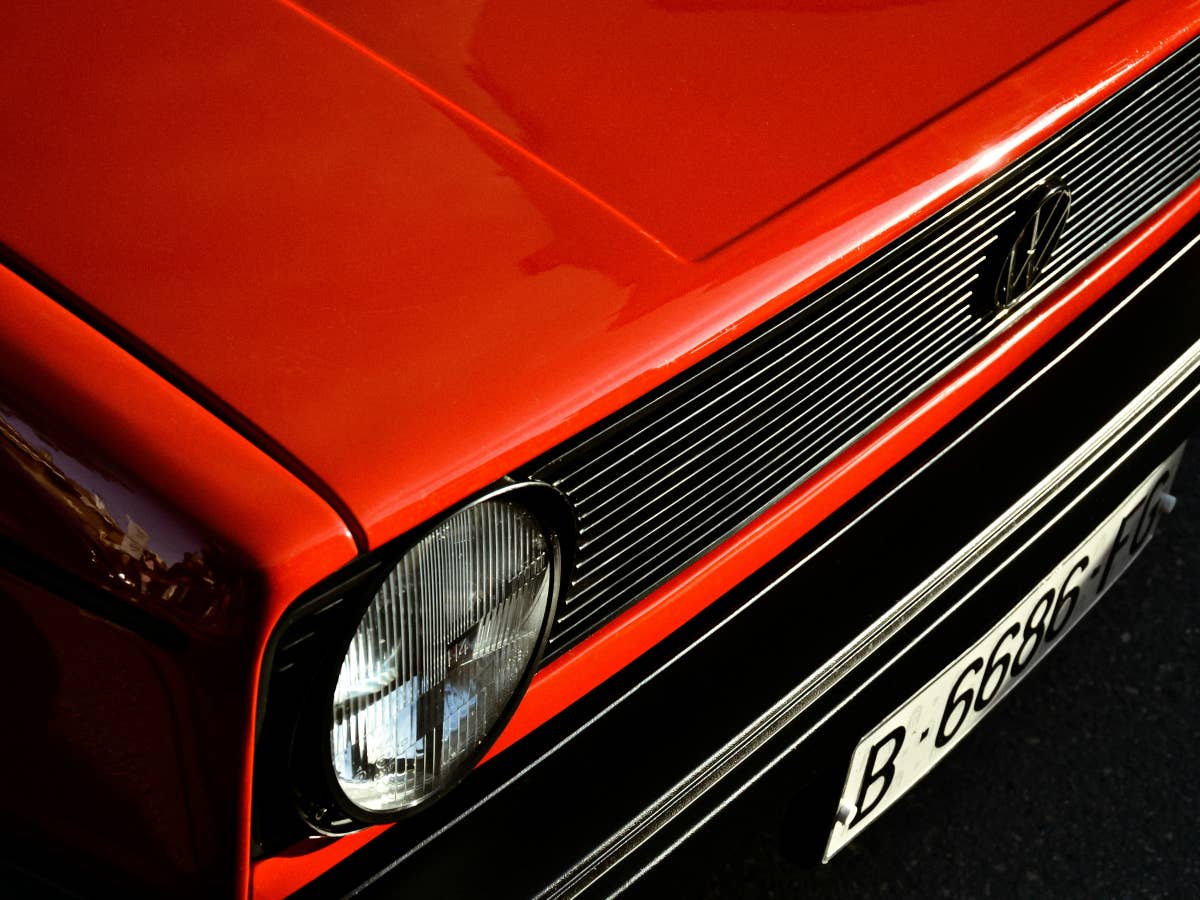 A causa del disastro dell’auto elettrica: la Volkswagen frena A causa del disastro dell’auto elettrica: la Volkswagen frena