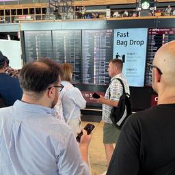 Per1 | rbb I passeggeri aspettano dopo un guasto tecnico all'aeroporto BER. (Fonte: RBB)