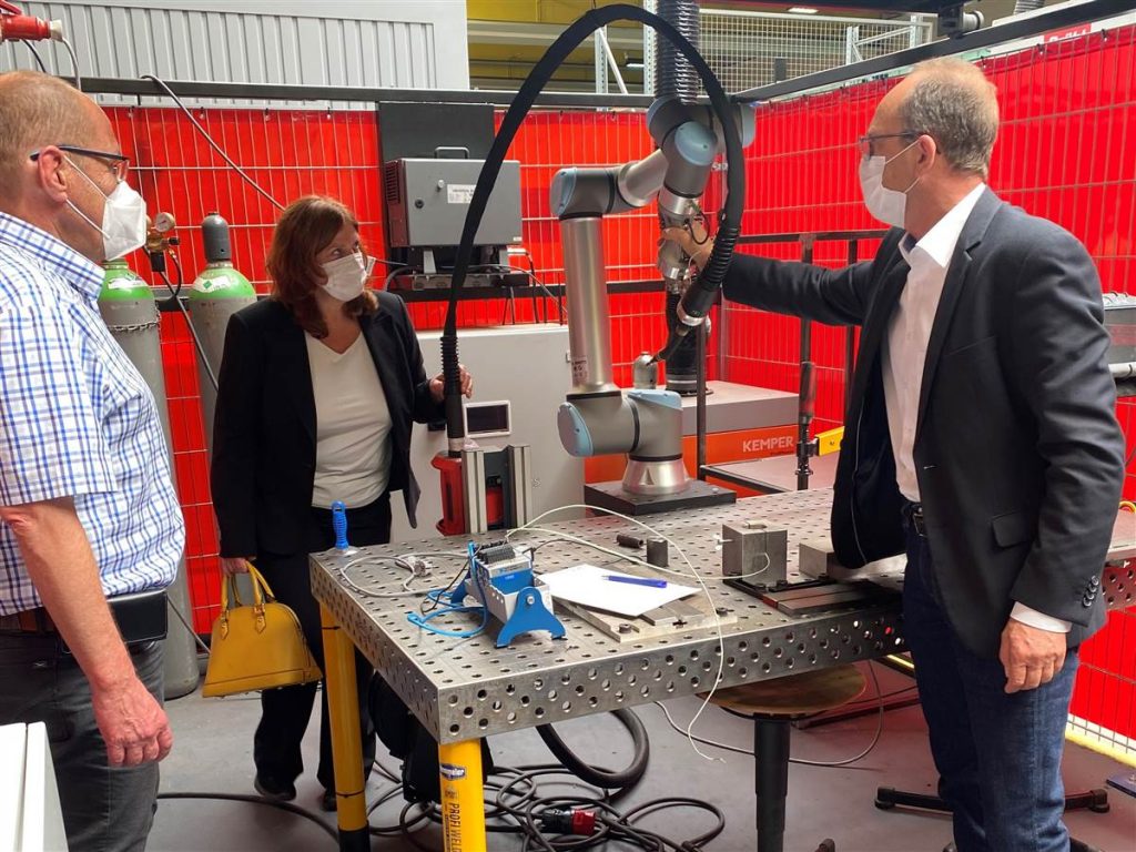 Il membro FDP del Bundestag visita "Innovationsmotor" per le imprese locali