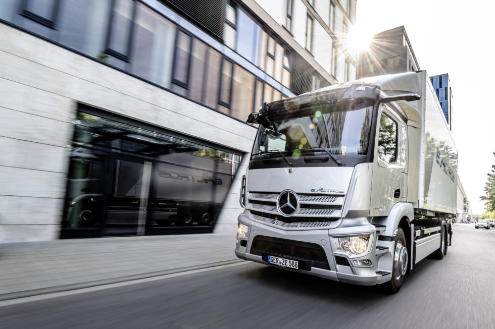Camion a idrogeno: Daimler trae conclusioni sorprendenti