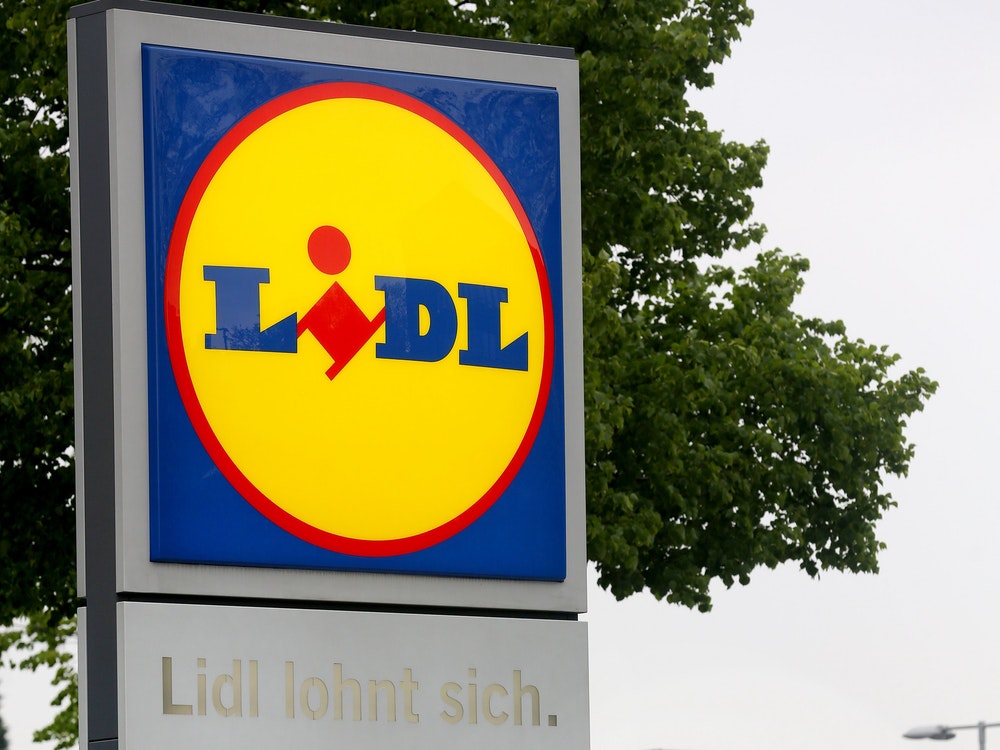 L'immagine dell'icona mostra un cartellone pubblicitario per la filiale Lidl.  Lancia l'avversario contro Edeka e Aldi in un nuovo video promozionale.