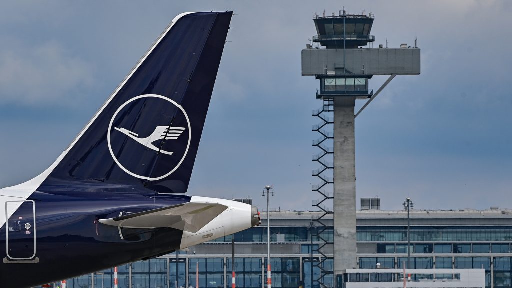 Troppi piloti sono malati: Lufthansa cancella i voli a Natale