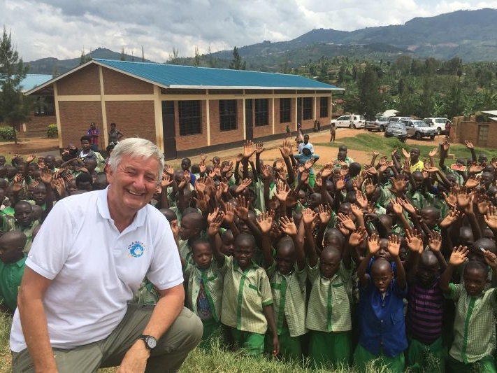 "FLY & HELP": Betzdorfer Unternehmen Liquisign finanzierte Schule in Ruanda