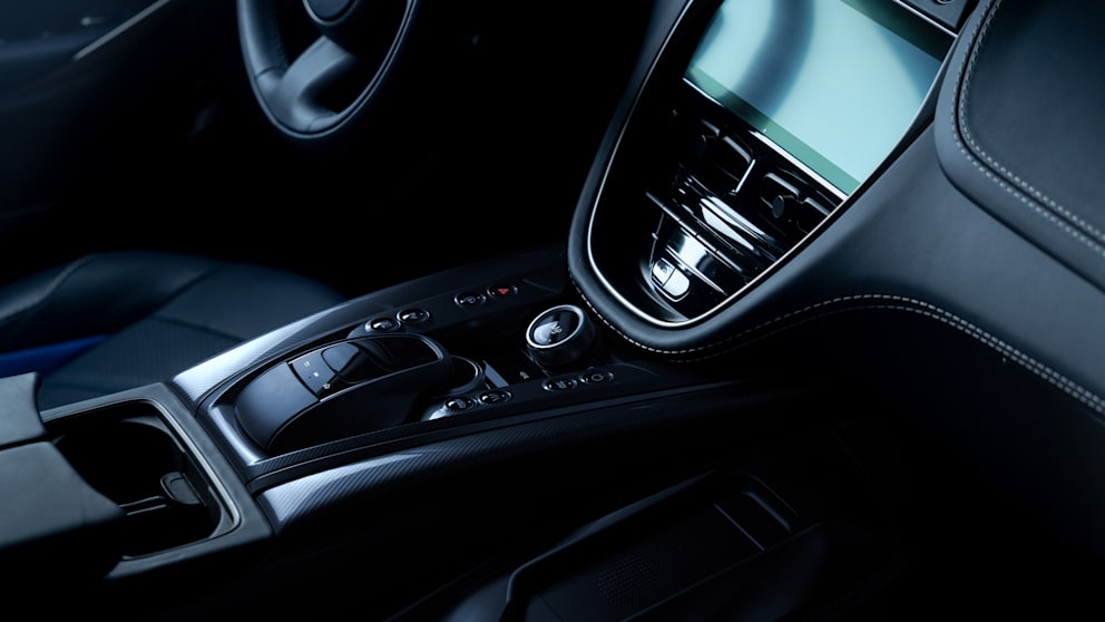 Viel vom Innenraum zeigt Aston Martin noch nicht, aber Details lassen die hochwertige Verarbeitung und edle Materialien erahnen