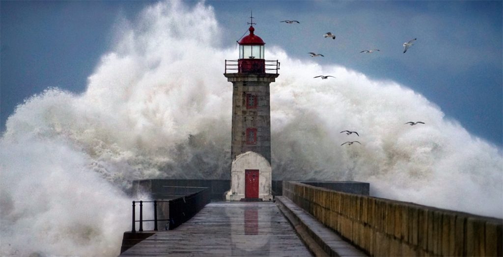 Leuchtturm hält Wellen stand - Symbol für Resilienz