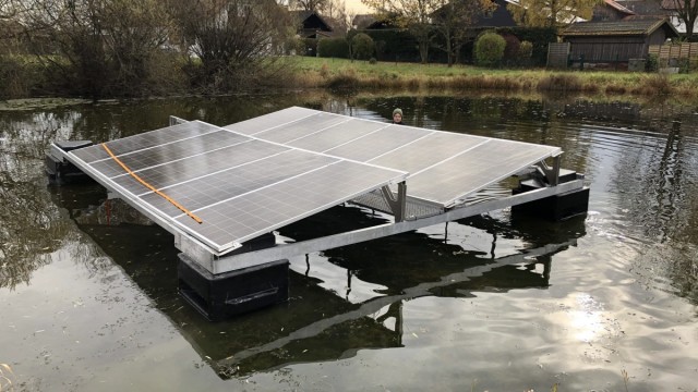 Trasmissione di potenza: un sistema di prova dotato di pannelli solari galleggia su un piccolo stagno a Berchting.