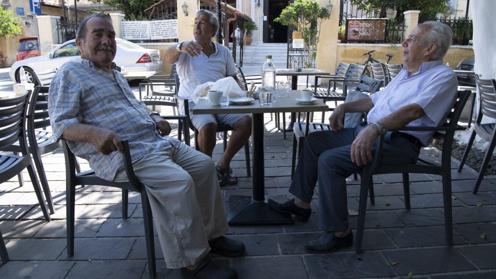Relax: pensionati in un caffè a Chiana (Creta)