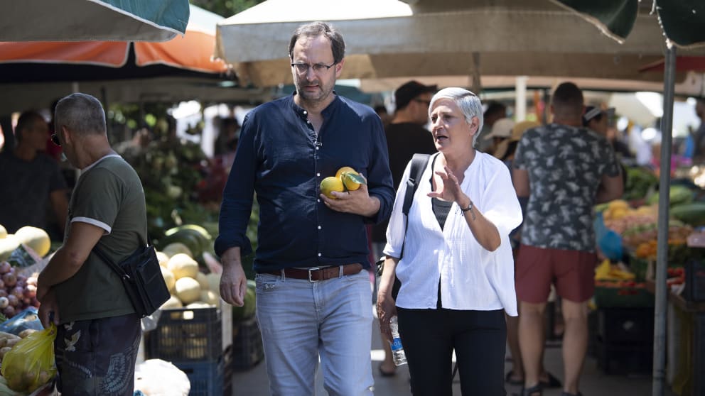 Acquisto di prova: i giornalisti BILD Peter Tiede e Liana Pyropoulou in un mercato a Chania, Creta