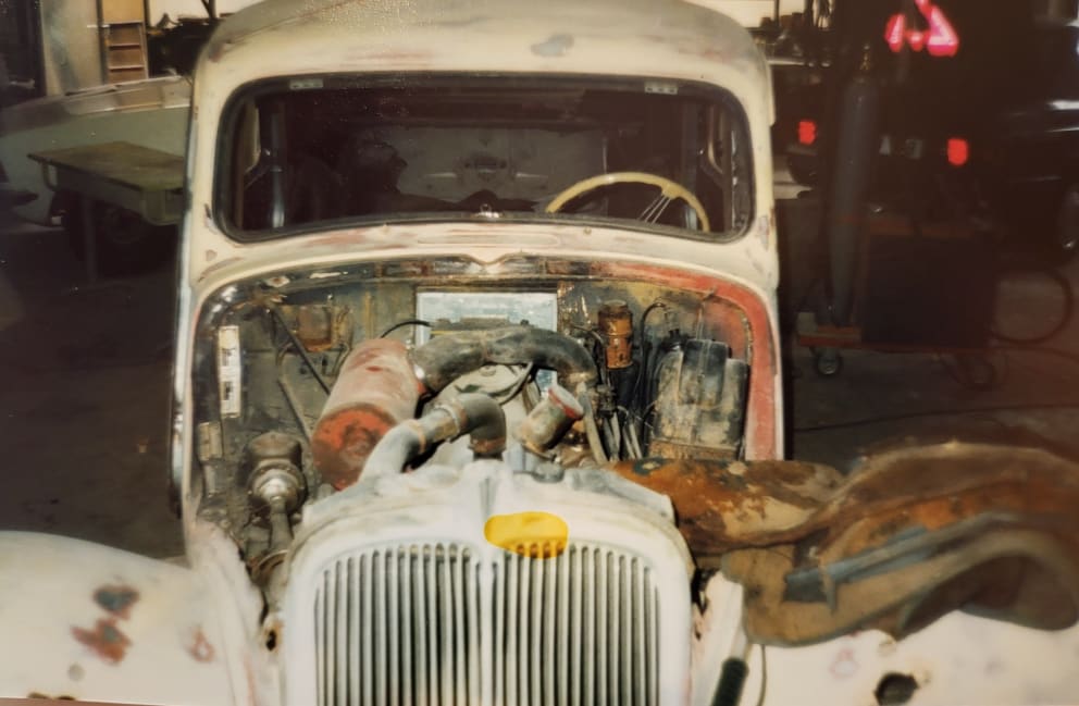 Ammaccata e arrugginita: ecco come si trovava l'auto in una discarica in Francia nel 1972