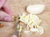Usa un coltello in acciaio inossidabile per eliminare l'odore di aglio dalle mani